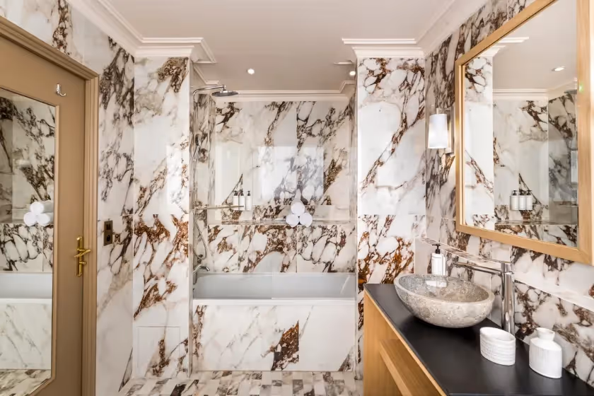 Bathroom Bedroom 1 Suite Signature Bateliere