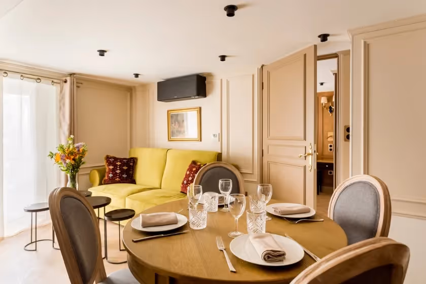 Suite de Luxe Turenne dining room