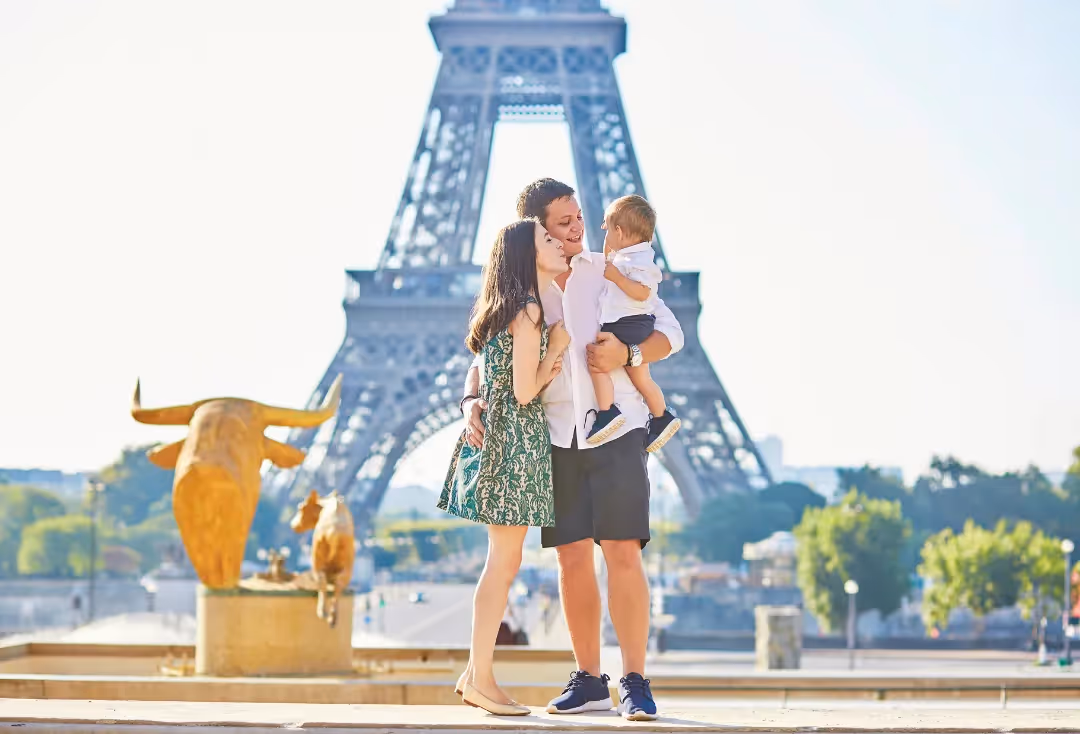 Une famille devant la Tour Eiffel à Paris