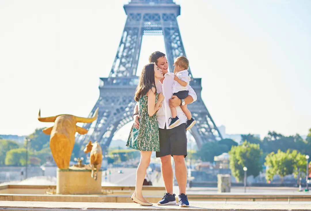 Une famille devant la Tour Eiffel à Paris