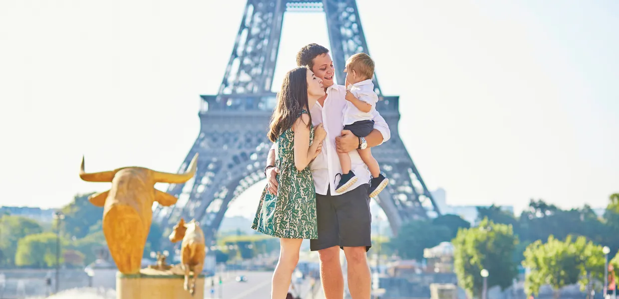 Une famille devant la Tour Eiffel à Paris