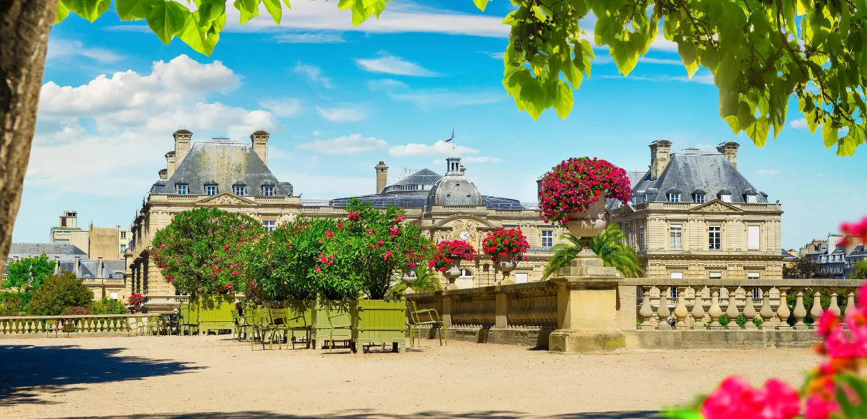 Parc ensoleillé et fleuri au coeur de Paris
