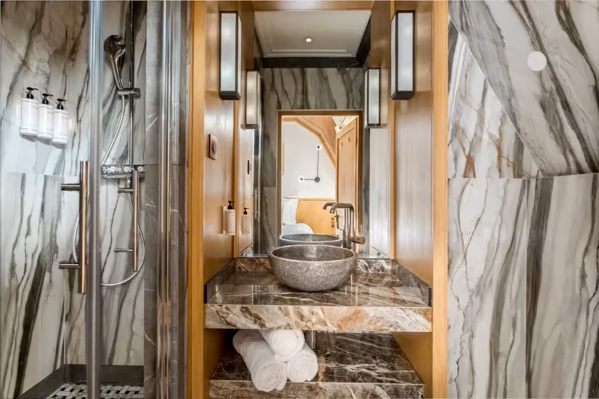 Bathroom Bedroom 1 Suite Signature Desaix II