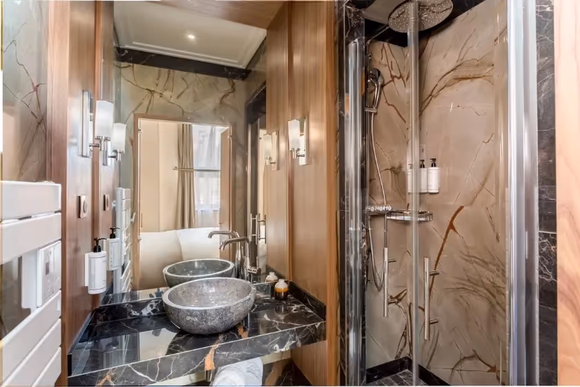 Bathroom Bedroom 4 Suite Signature Desaix II