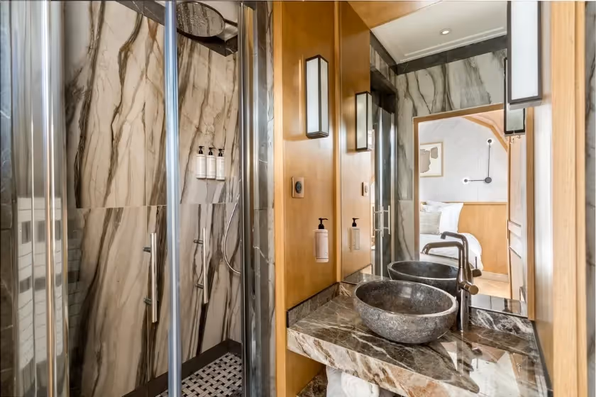 Bathroom Bedroom 1 Suite Signature Desaix II
