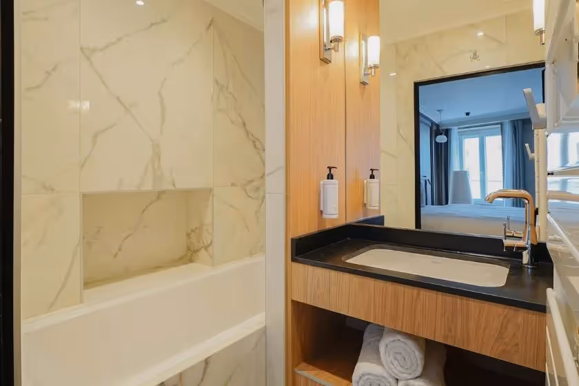 Bathroom Bedroom 1 Suite Signature Viala III Eiffel Tower view