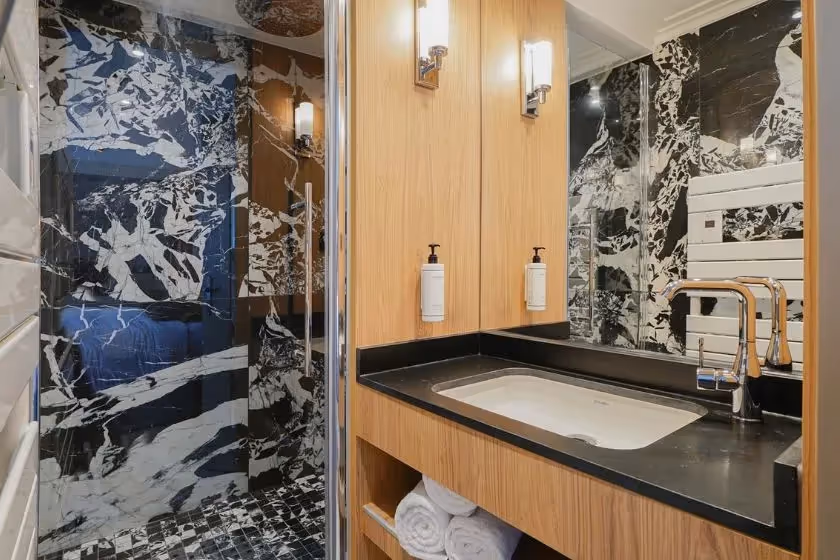 Bathroom Bedroom 2 Suite Signature Viala III