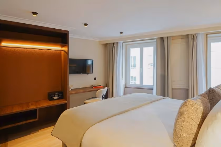Room 1 Suite Signature Viala III