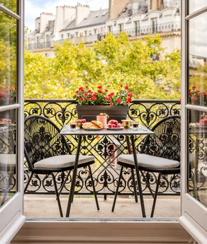 Flowered balcony - Merveil Paris luxury apartment