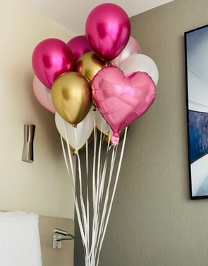Décorations de ballons à l'intérieur d'une pièce