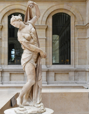 Une statue en marbre d'une femme, Le Louvre Paris