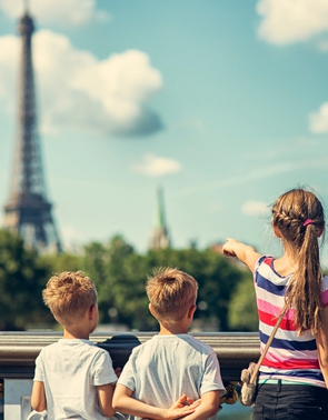Enfants observant la tour Eiffel