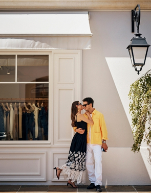 Un jeune couple faisant du shopping