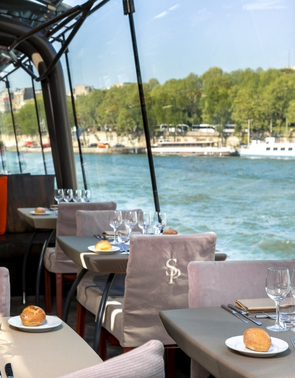 Tables avec des coupes de champagne à côté d'un plan d'eau