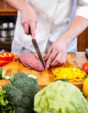 Chef coupant de la viande