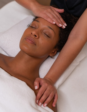 Femme recevant un massage de la tête