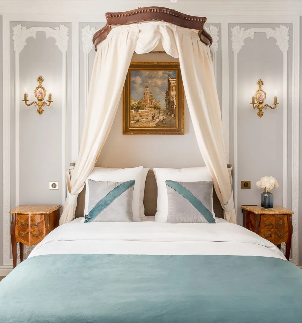 Lit dans un appartement de luxe Merveil Paris
