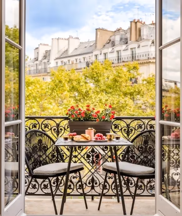 Balcon fleuri - appartement de luxe Merveil Paris