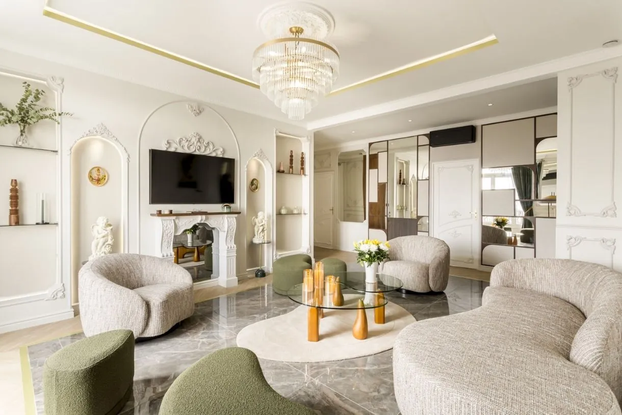 Salon avec télé de l'appartement Hoche Merveil Paris