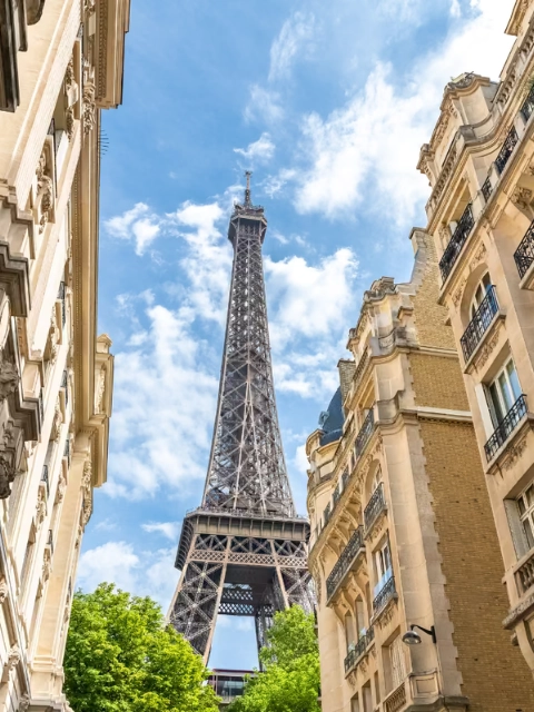 Vue de la Tour Eiffel entre des immeubles Parisiens, Merveil