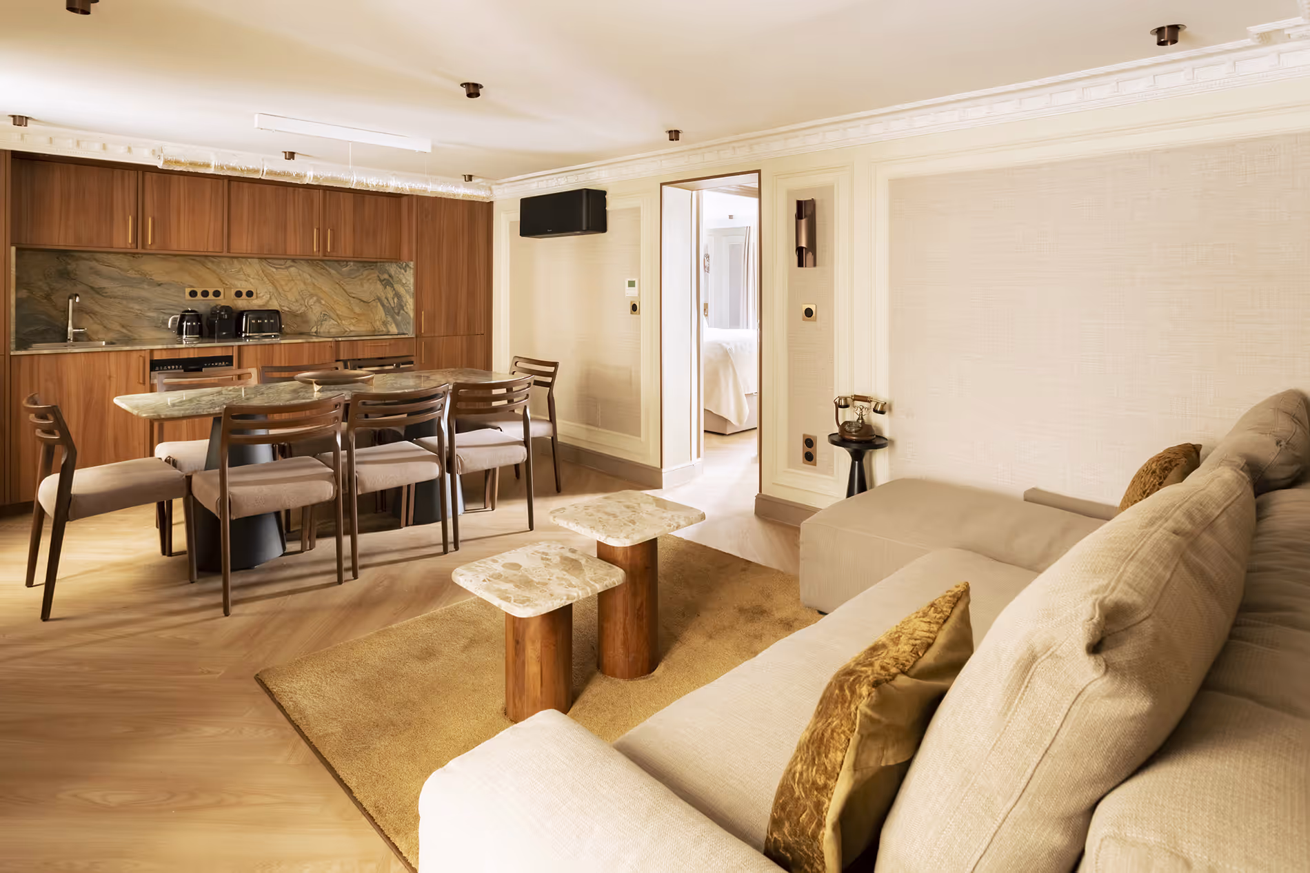 The living room with TV in the Cozy Apartment Rivoli