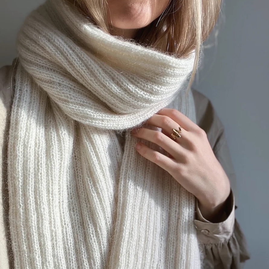 Tre jenter med strikkegensere på