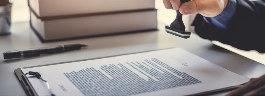 Documents et dossiers posés sur un bureau