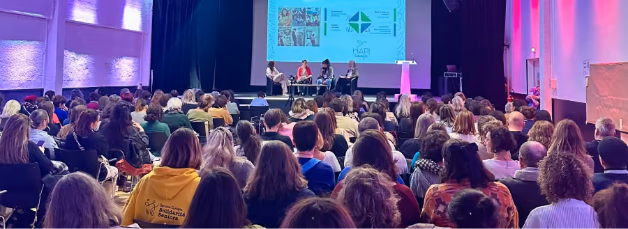 Public assistant à une conférence dans une grande salle