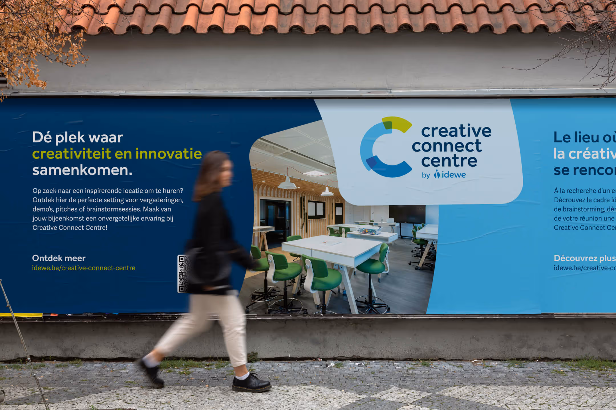 Het logo van Creative Connect Centre die op een donker blauwe muur is afgebeeld.