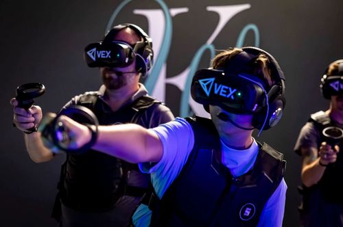 Ein Junge spielt im Kraftwerk Althofen, umgeben von seiner Familie VR.