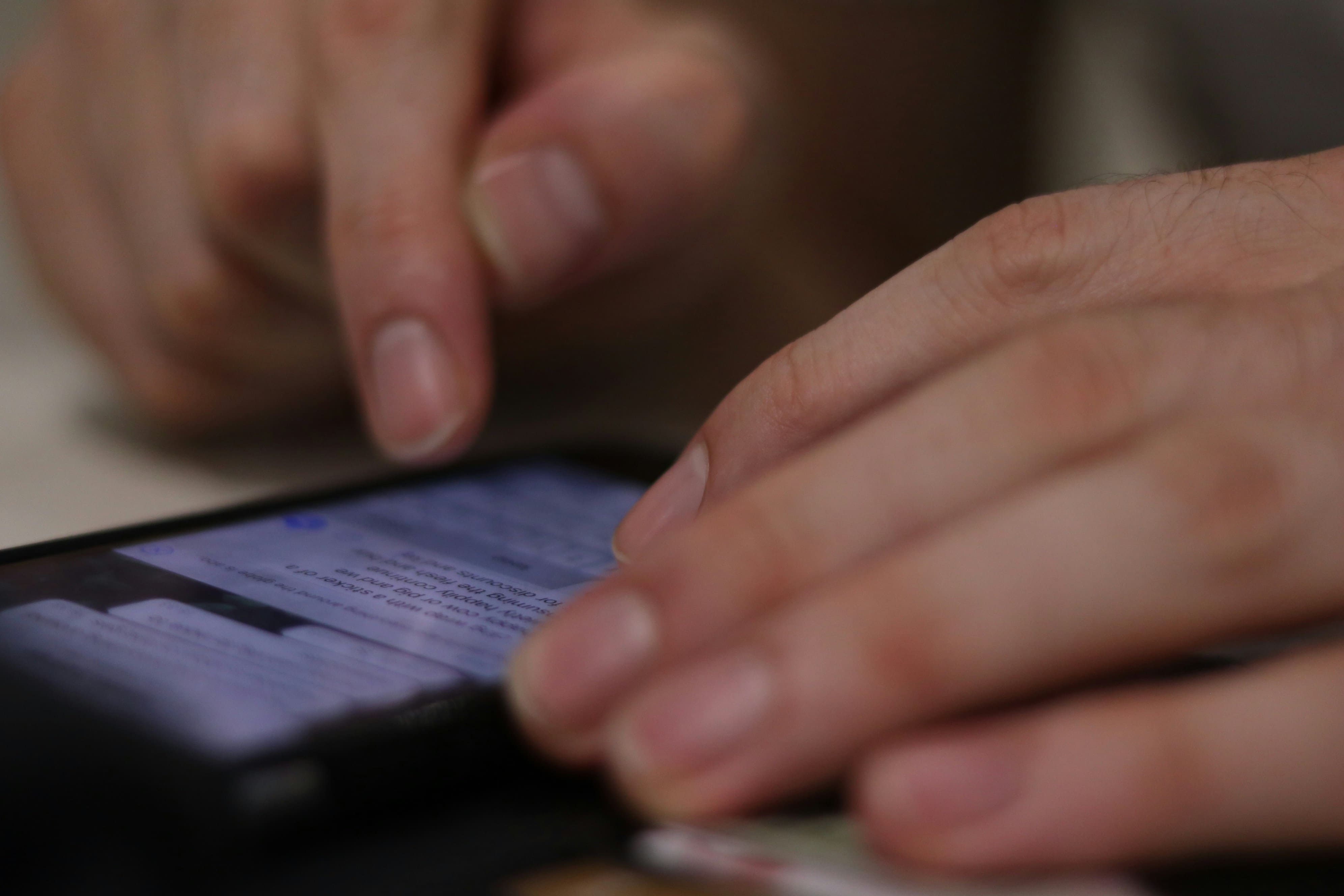 Adapter selon le canal : e-mail, LinkedIn, SMS pro