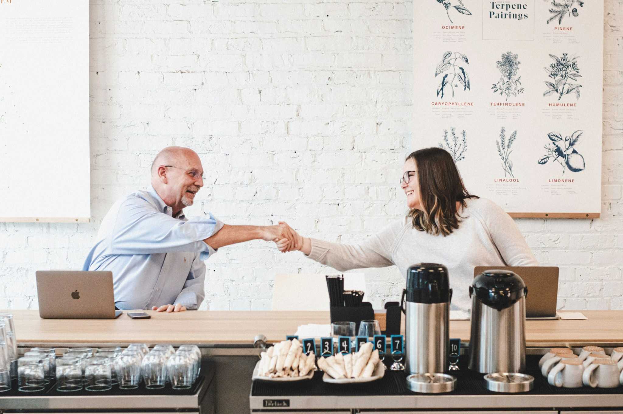 Deux collaborateurs en accord