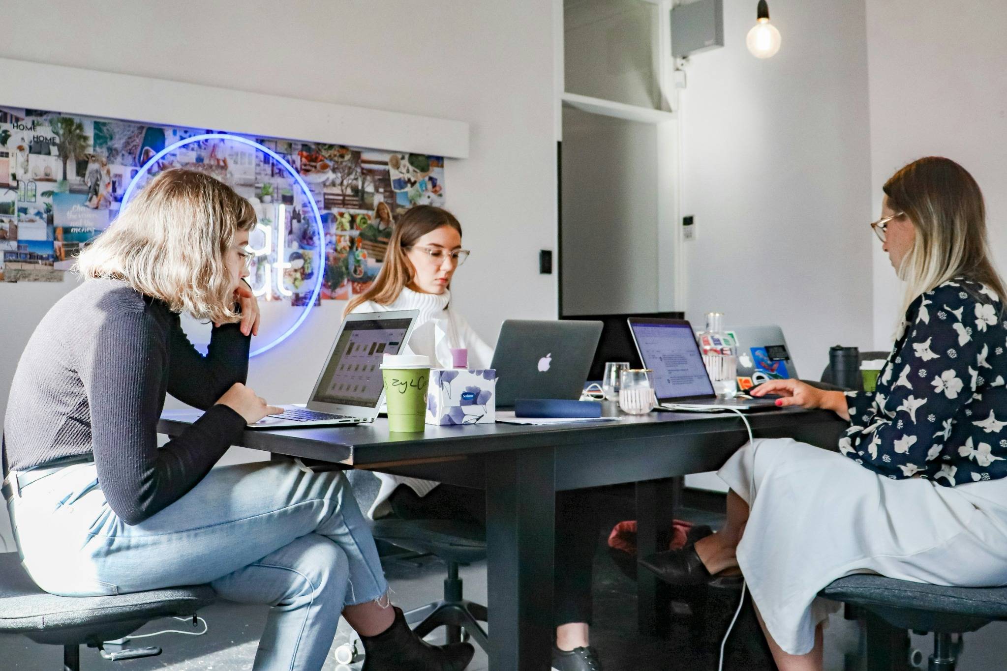 Collaboratrices en plein échange avec leurs clients