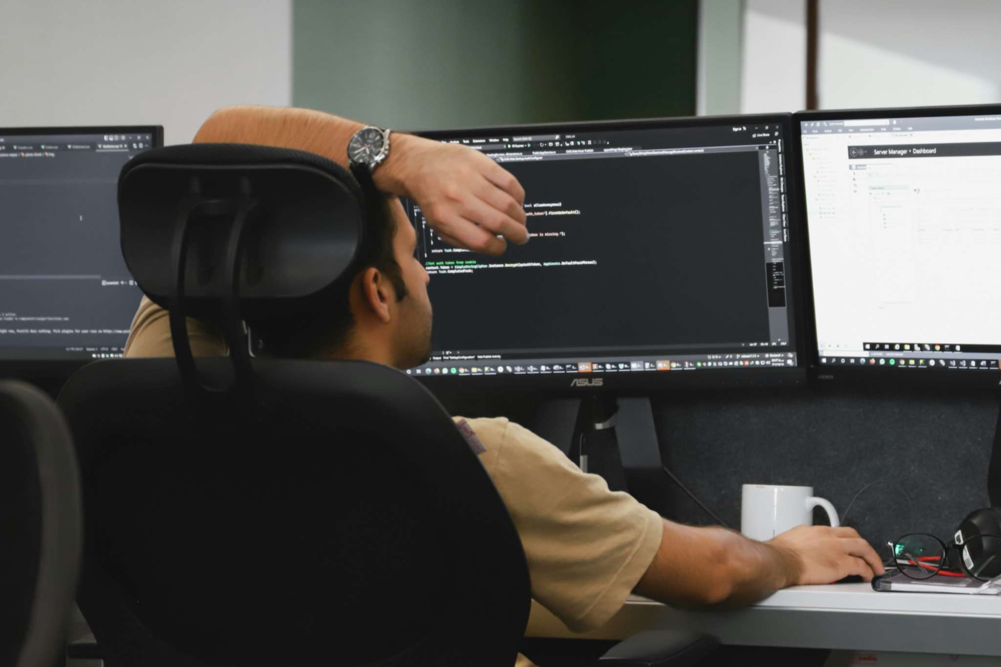 Un Business Developer outillé, analysant ses séquences de prospection sur écran.