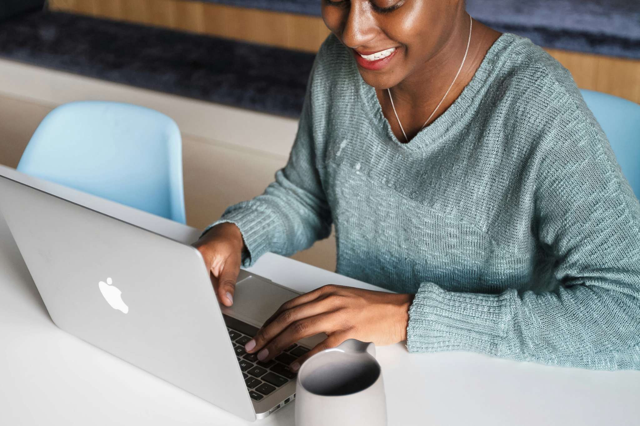 Un commercial souriant en pleine saisie sur son ordinateur, incarnant l’intégration fluide de SONCAS dans les outils de vente.
