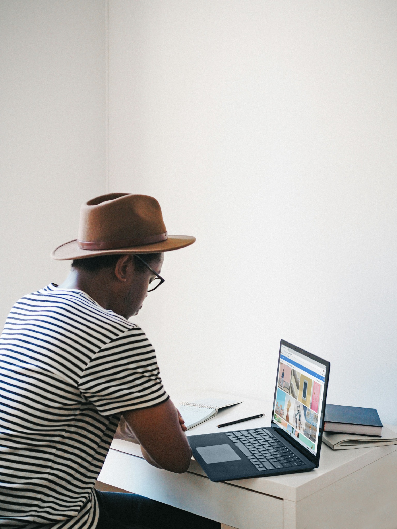 Commercial sédentaire en travail