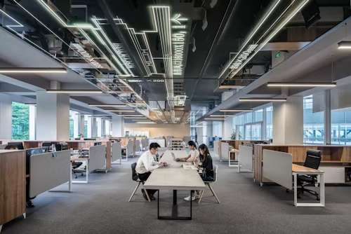 Bureau open space avec des collaborateurs