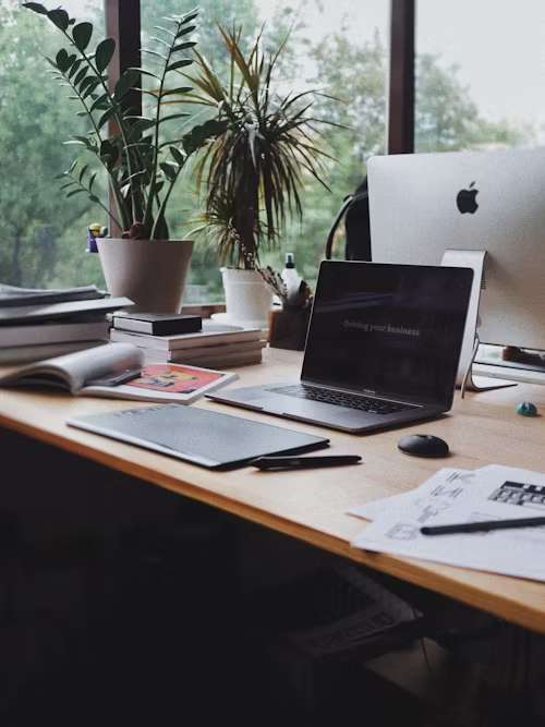 Poste de travail avec ordinateur