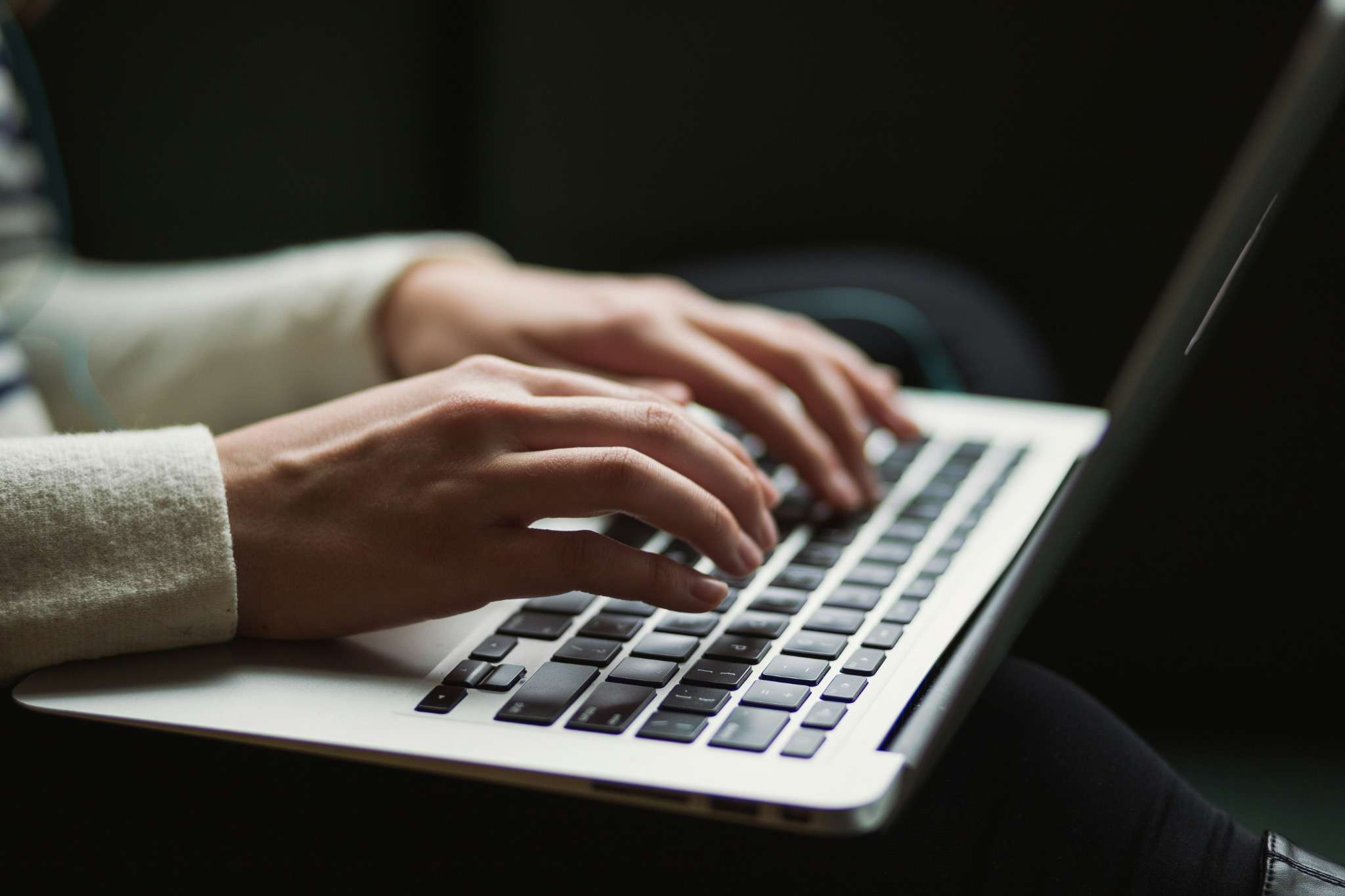 Sophie rédigeant un mail sur son mac