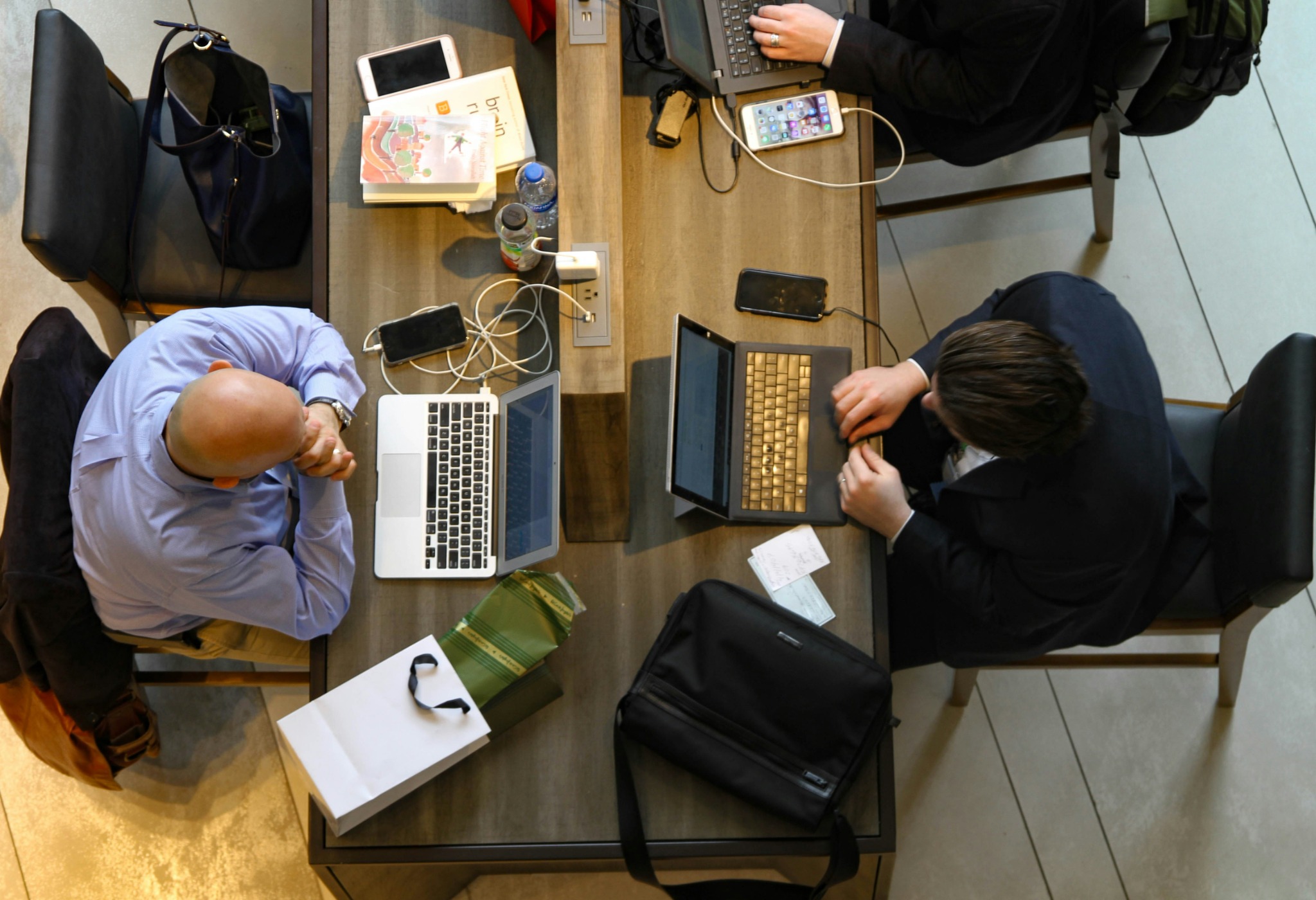 Deux collègues concentrés sur leurs ordinateurs portables en session de travail.