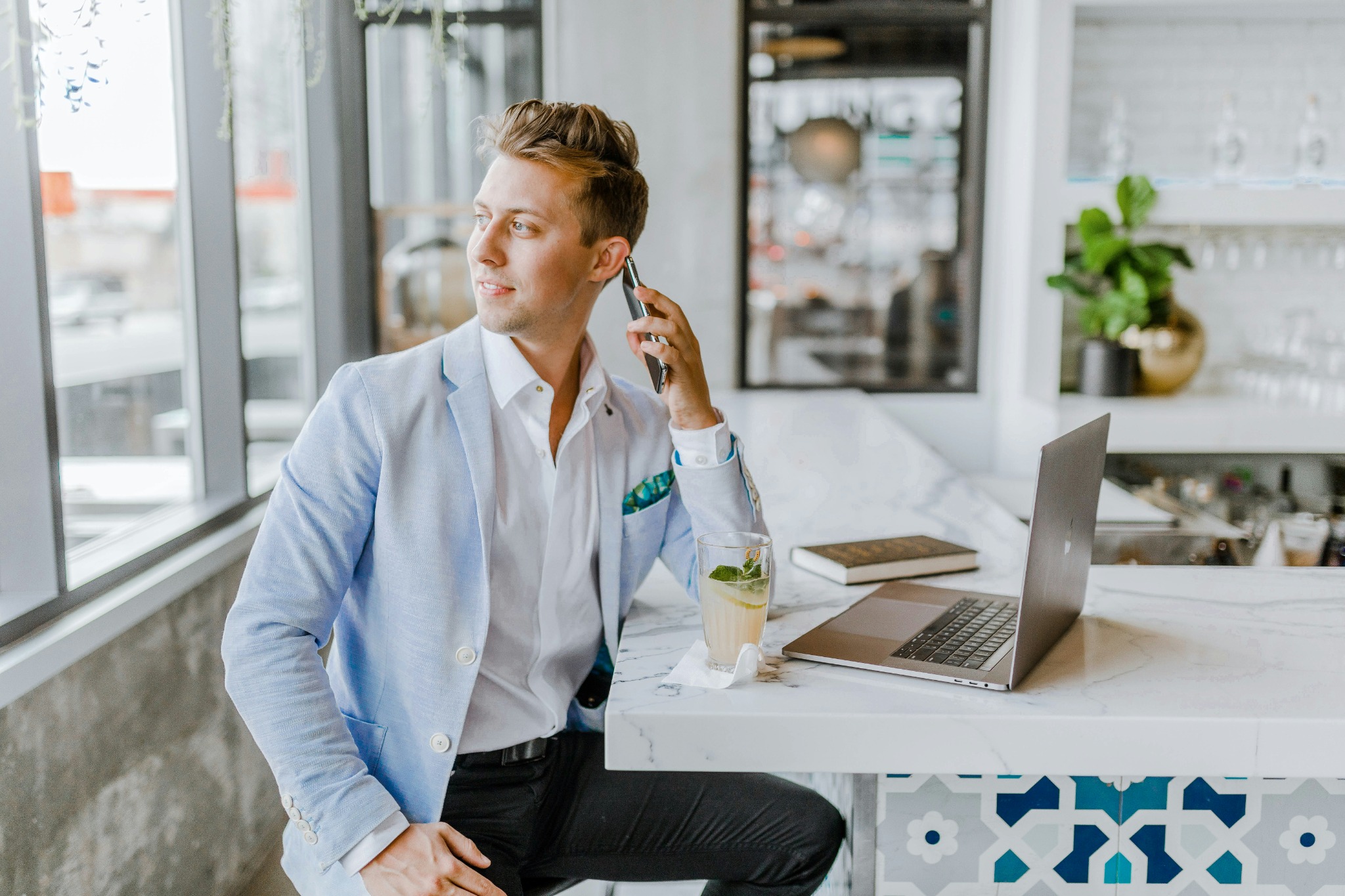 Un professionnel en rendez-vous téléphonique dans un espace de coworking moderne.
