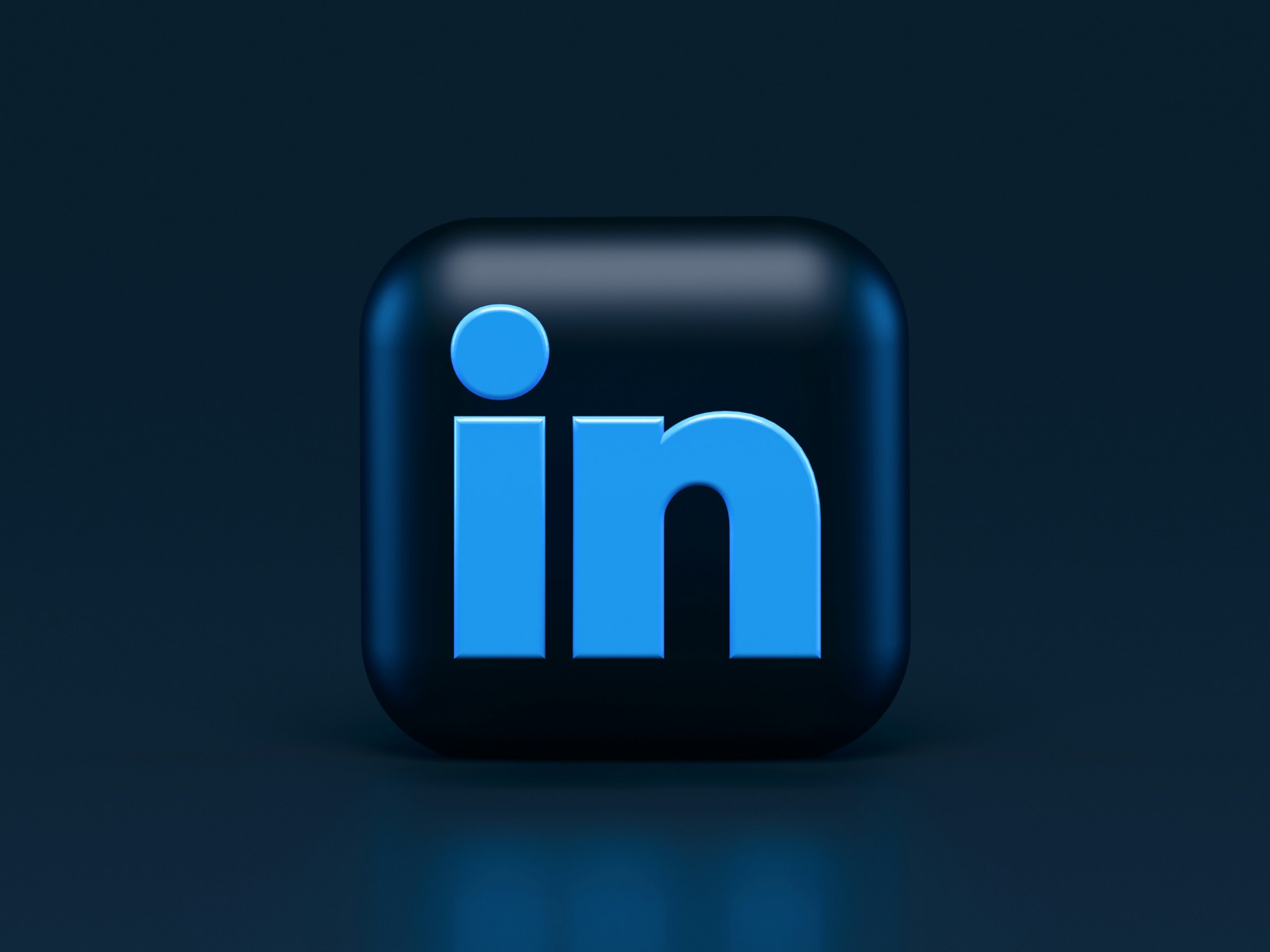 Logo LinkedIn en 3D sur fond sombre, représentant la plateforme professionnelle.