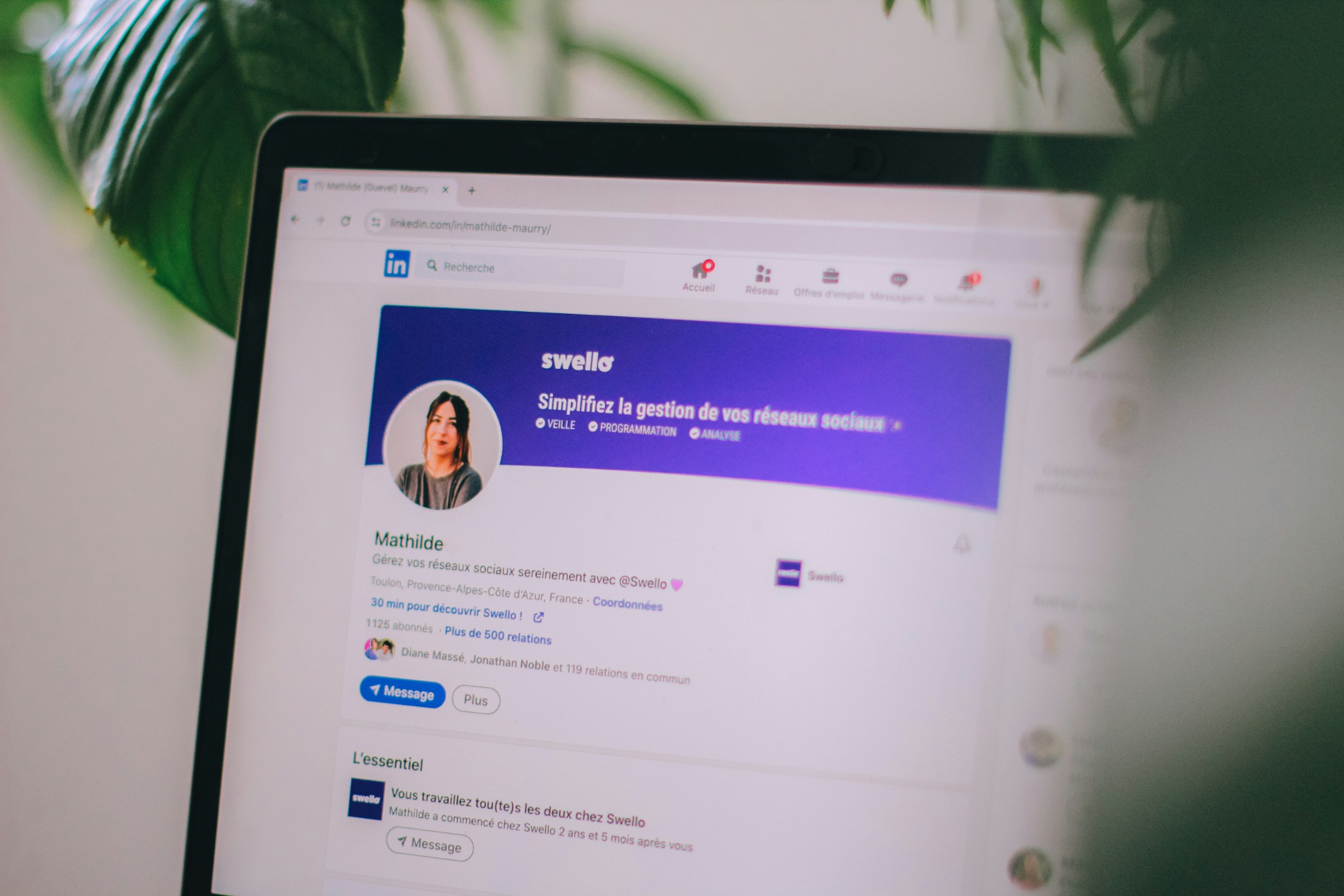 Profil LinkedIn affiché sur écran d’ordinateur, présentant un exemple d’identité numérique professionnelle.
