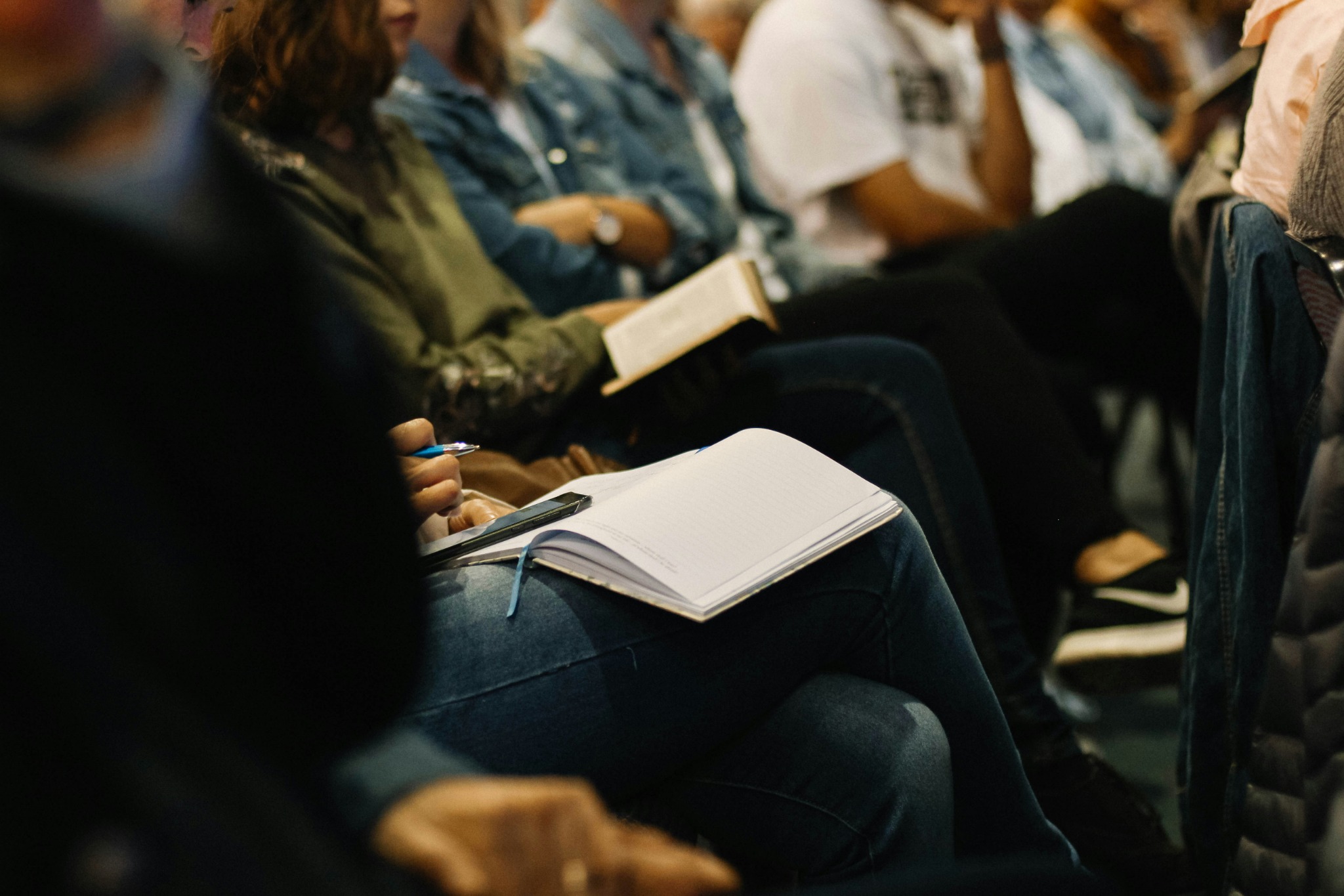 Participants prenant des notes lors d’une conférence ou d’un séminaire.