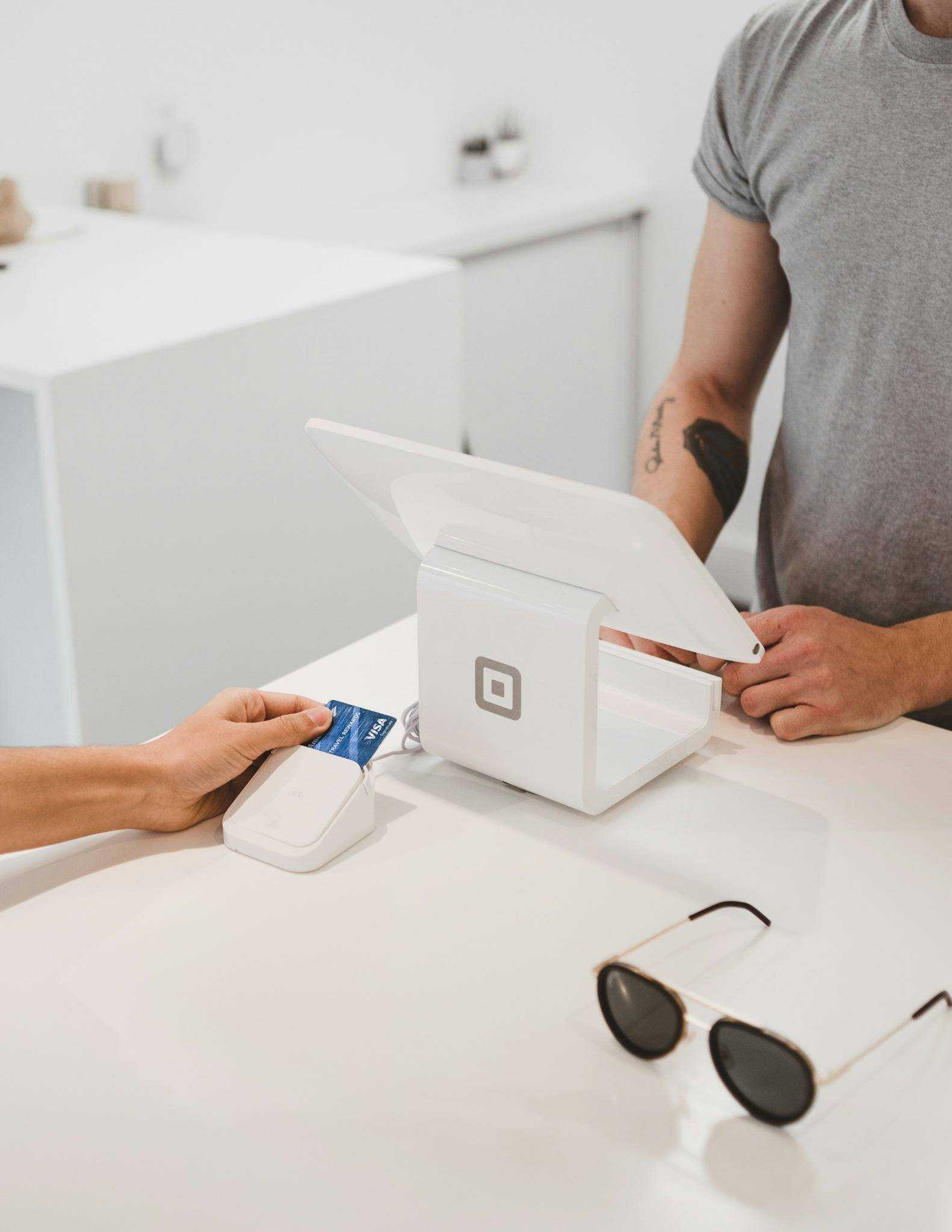 Paiement électronique – Un client effectue un paiement par carte bancaire sur un terminal moderne.