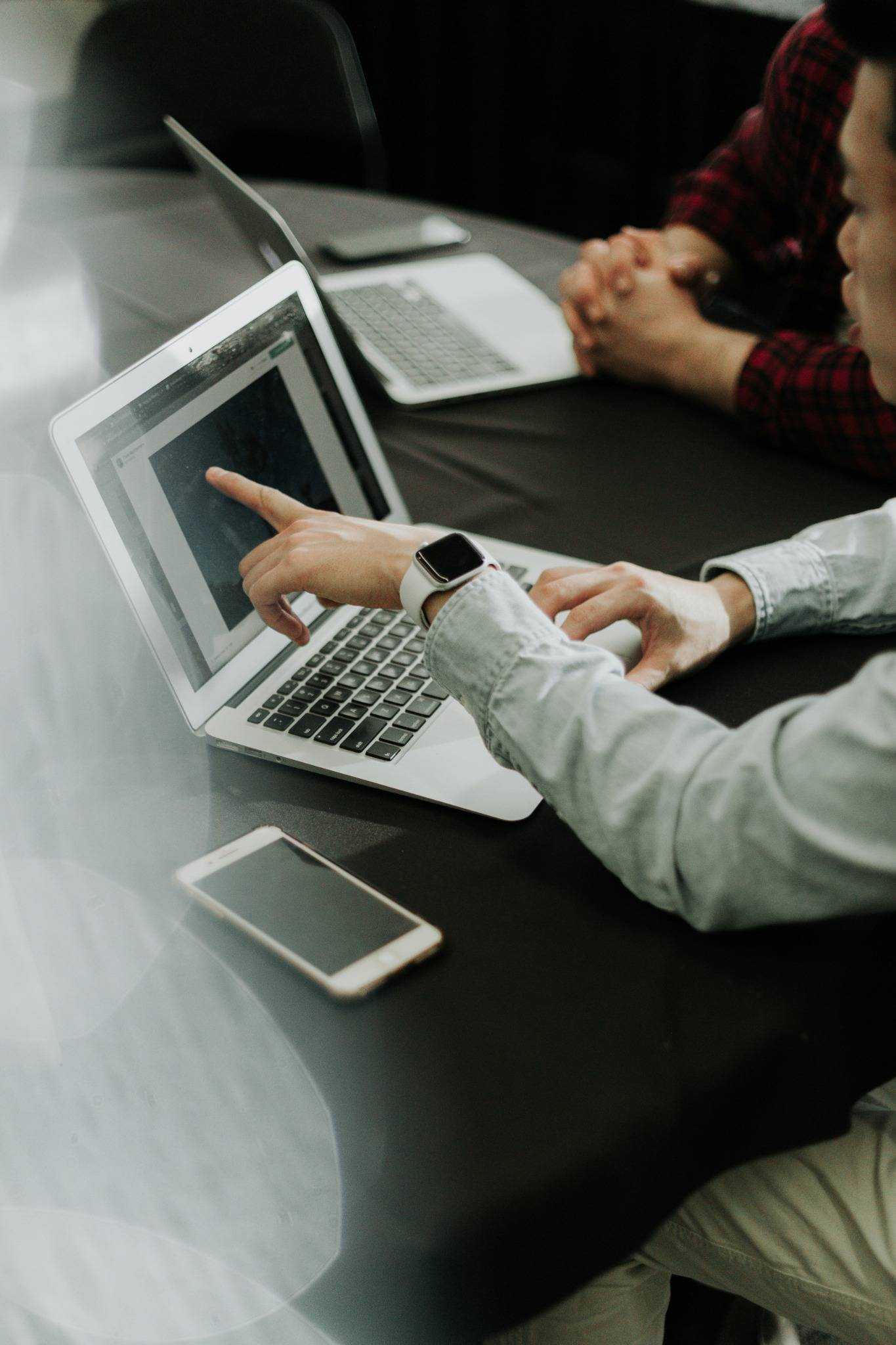 Collaboration en binôme avec analyse d’un contenu sur ordinateur portable.