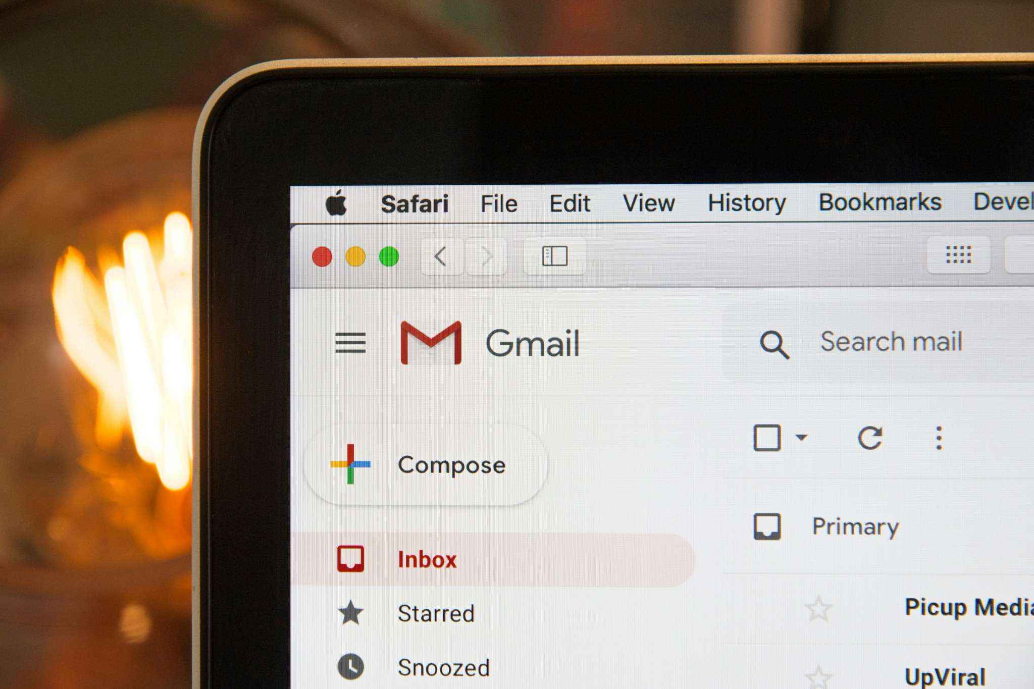Boîte de réception Gmail affichée sur un écran d’ordinateur.