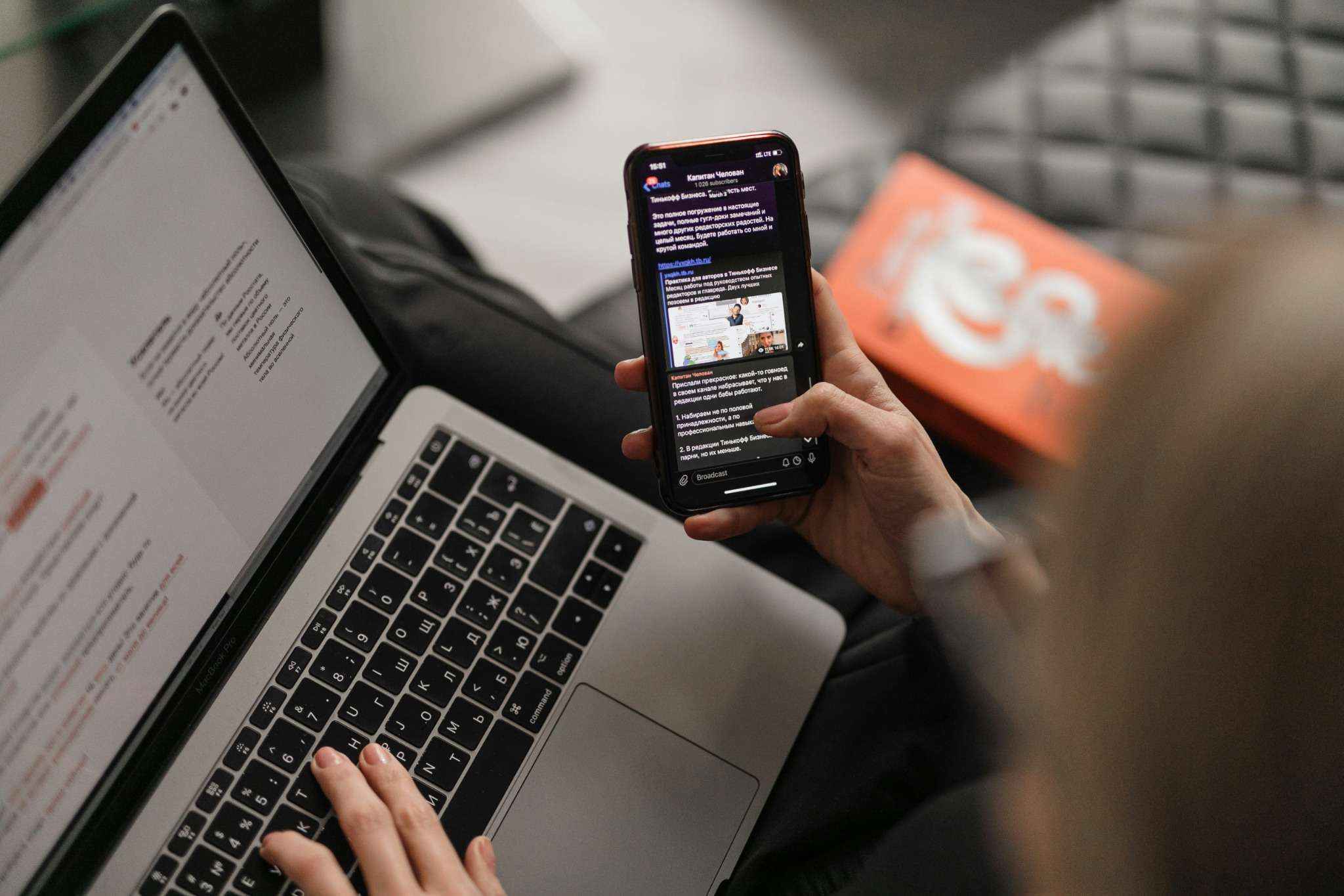 Utilisation simultanée d’un ordinateur et d’un téléphone pour consulter des messages.