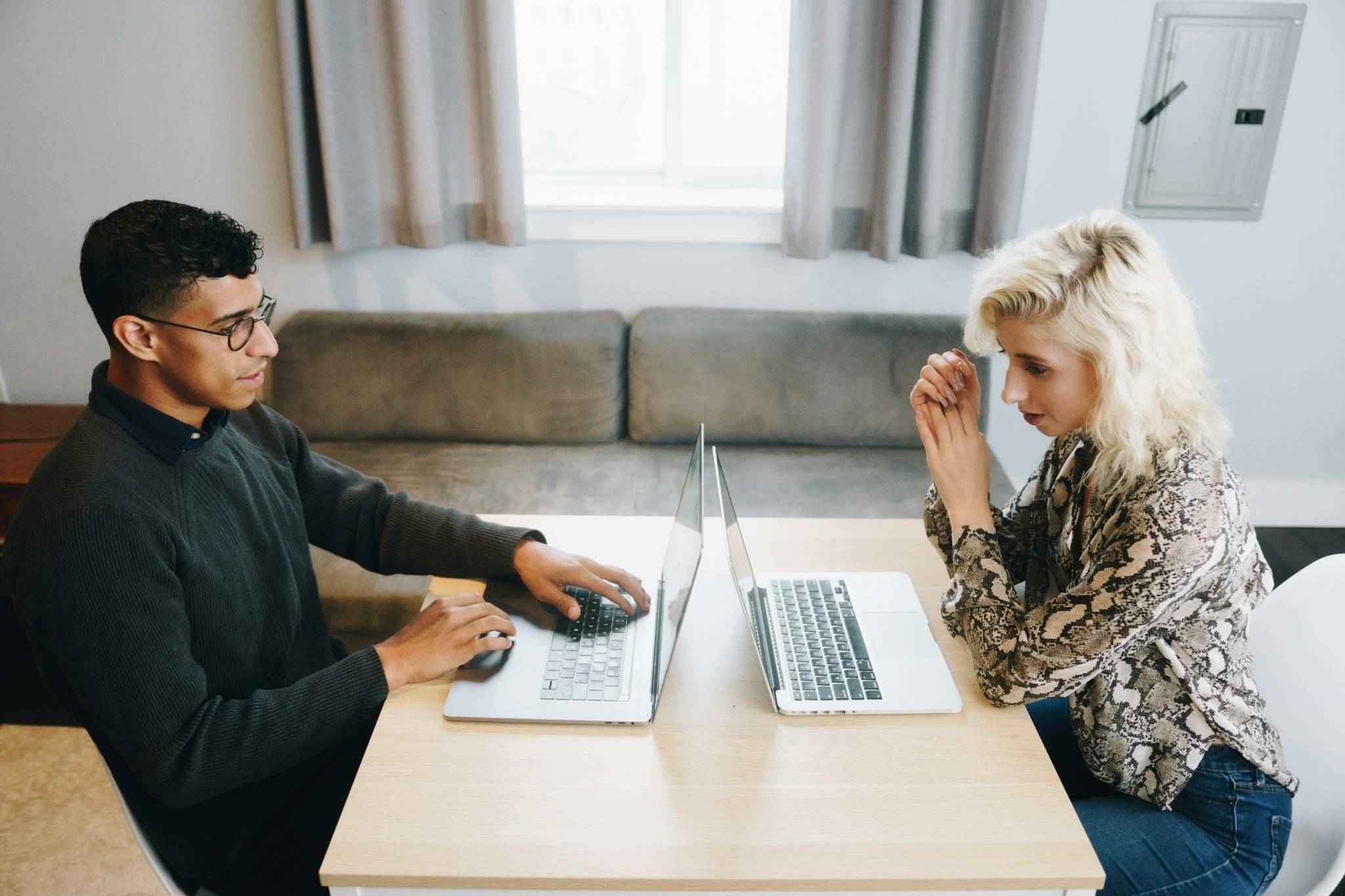 Entretien professionnel en face à face entre deux personnes équipées d’ordinateurs portables.