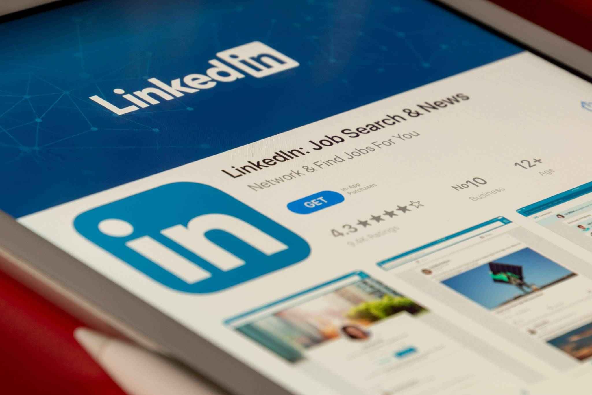 Interface de l’application LinkedIn, illustrant son rôle central dans la stratégie commerciale.